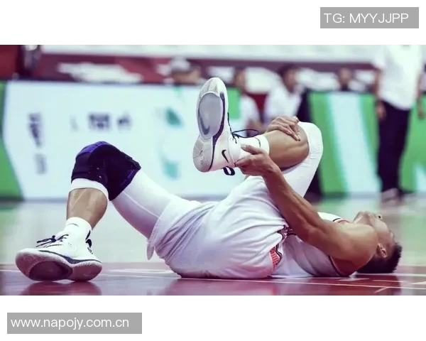 浓眉因双侧跟腱劳损在场边沉思队友们纷纷表现出担忧神情